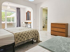 4 chambres, bureau, fer et planche à repasser, lit de bébé portatif