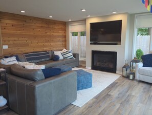 Living area -  4-bedroom house with AC in Sturgeon Bay (Sturgeon Bay)