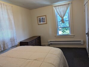 3 室のベッドルーム、WiFi (無料)、ベッドシーツ