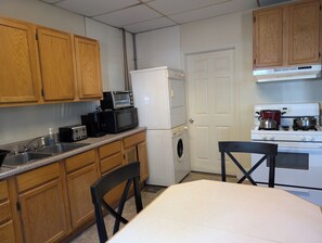 冷蔵庫、電子レンジ、オーブン、コンロ