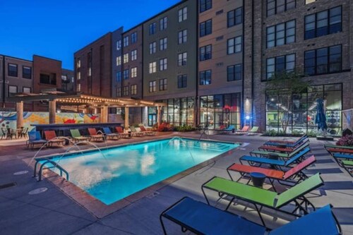 Skyline View 2BR w Balcony Free Parking W D