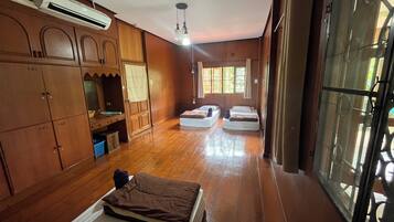 4 bedrooms, desk, iron/ironing board, free WiFi