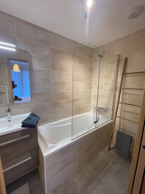 Dusche, Haartrockner, Handtücher, Toilettenpapier