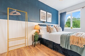 4 عدّة غرف نوم ومكواة/لوح كي وواي فاي مجانًا وملاءات أسرّة