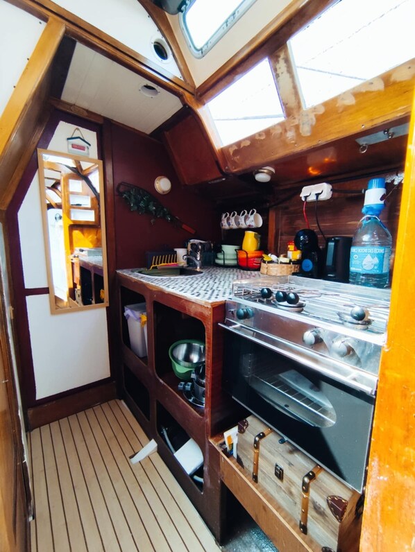 Jääkaappi, uuni, liesi, kahvin-/teenkeitin