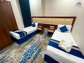 Kamar Double Comfort, pemandangan kota | Minibar, brankas, meja kerja, dan ruang kerja ramah laptop