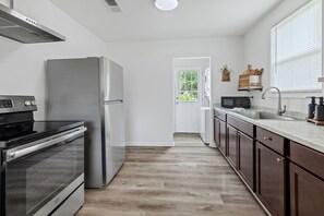 Refrigerador, microondas, horno, placa de cocina