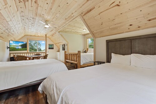 *NEW* Fairytale Lakefront Cottage w/ Sleeping Loft