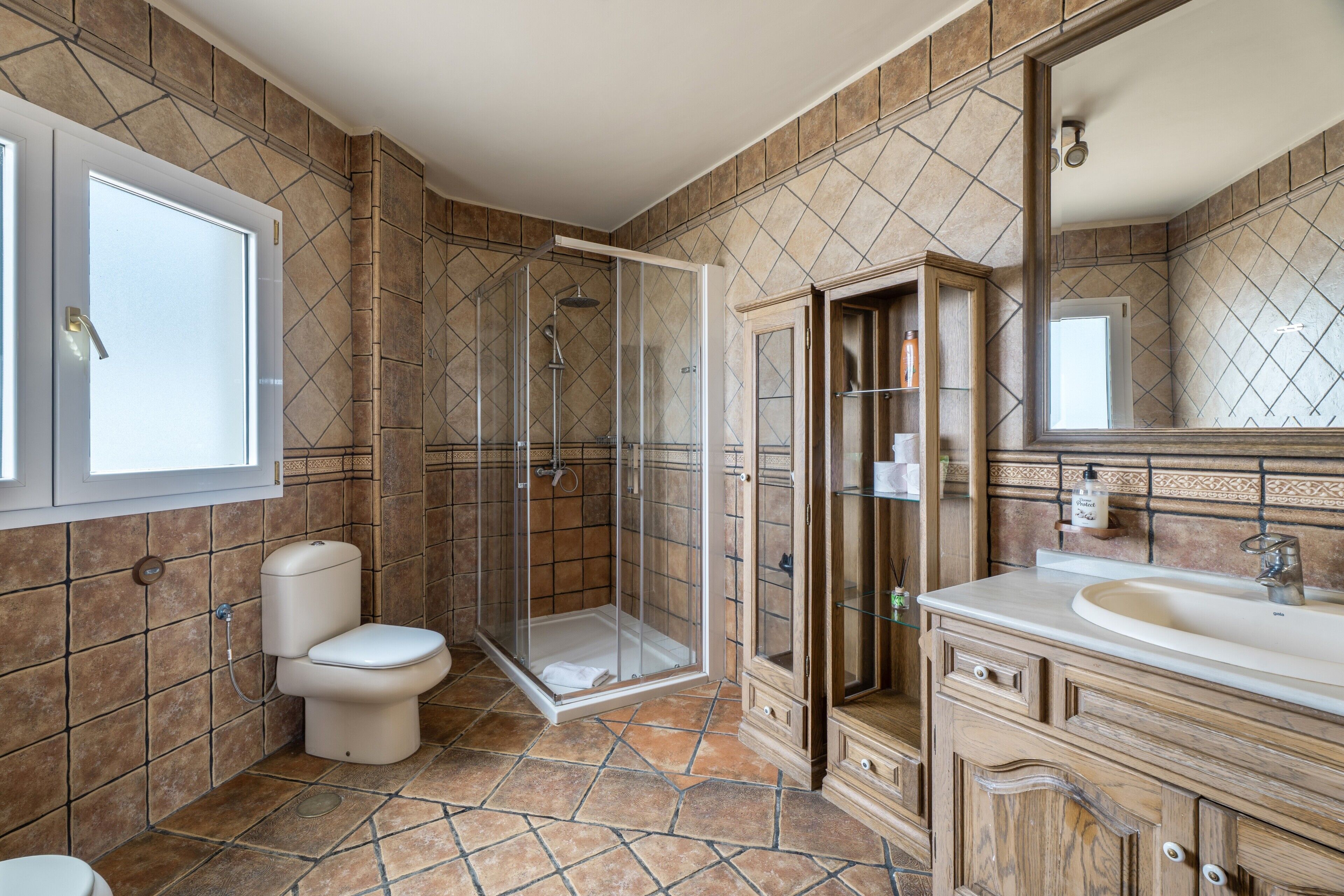 Een douche, een haardroger, handdoeken