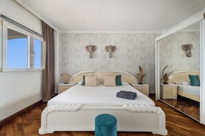9 bedrooms, WiFi, bed sheets