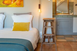 7 bedrooms, iron/ironing board, WiFi, bed sheets - Gîte 'Les Aiguières en Provence' with Private Terrace, Private Garden and Wi-Fi (Suze-la-Rousse)