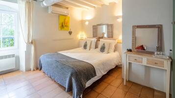 7 quartos, ferros/tábuas de passar roupa, Wi-Fi, roupa de cama