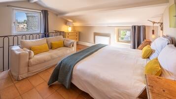 7 bedrooms, iron/ironing board, WiFi, bed sheets