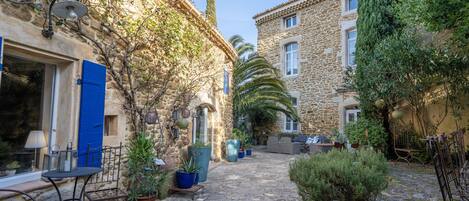 تناول الطعام بالخارج