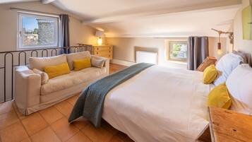 7 bedrooms, iron/ironing board, WiFi, bed sheets