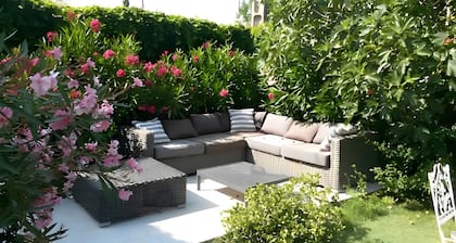 Gîte 'Les Aiguières en Provence' with Private Terrace, Private Garden and Wi-Fi