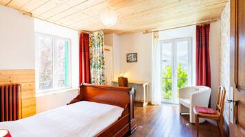 4 dormitorios y tabla de planchar con plancha