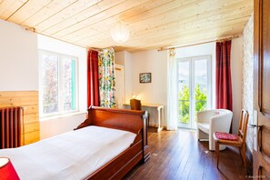 4 chambres, fer et planche à repasser