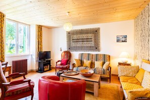 Télévision, lecteur de DVD, chaîne hi-fi