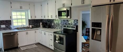 Microondas, horno, placa de cocina, lavavajillas