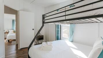 3 bedrooms, desk, WiFi (free), bed sheets