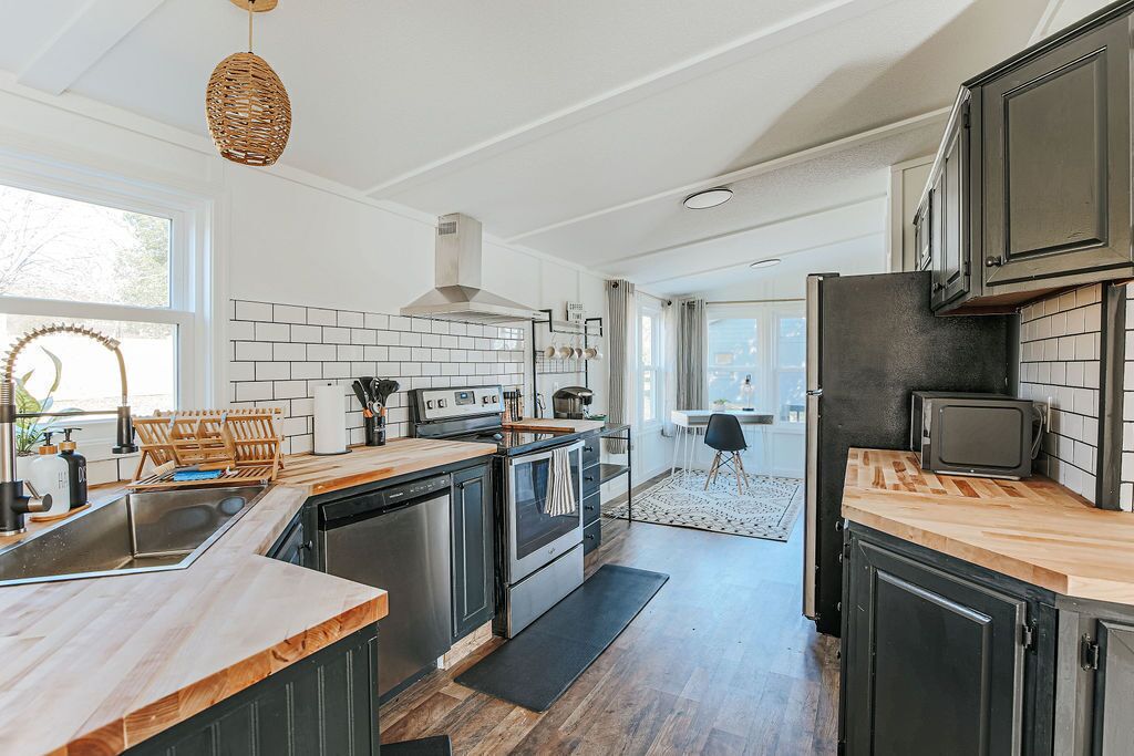 Wasserkocher mit Kaffee-/Teezubehör, Kühlschrank, Mikrowelle, Ofen
