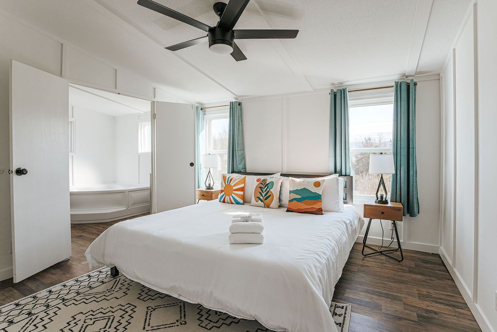 3 bedrooms, desk, WiFi (free), bed sheets