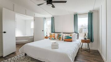 3 bedrooms, desk, WiFi (free), bed sheets