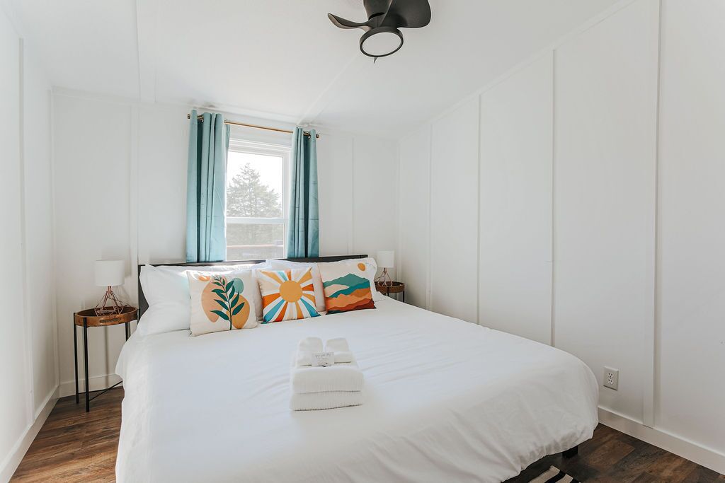 3 bedrooms, desk, WiFi (free), bed sheets