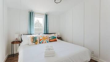 3 bedrooms, desk, WiFi (free), bed sheets