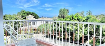 Charming & Comfortable 3-Bedroom Apt. Home Away from Home for Relaxing Stays!