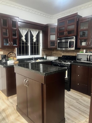 Microondas, horno, parrilla de estufa y lavavajillas