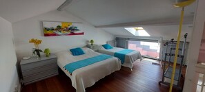 2 Schlafzimmer, Schreibtisch, Bügeleisen/Bügelbrett, Reisekinderbett