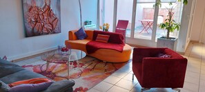 Téléviseur connecté, lecteur de DVD, livres, sélection de musique