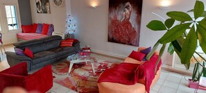 Téléviseur connecté, lecteur de DVD, livres, sélection de musique