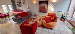 Téléviseur connecté, lecteur de DVD, livres, sélection de musique