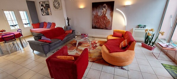 Smart-TV, DVD-Player, Bücher, Musikbibliothek