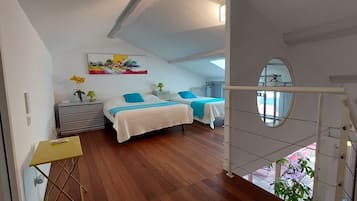 2 slaapkamers, een bureau, een strijkplank/strijkijzer, reisbedje