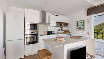 Fridge, microwave, oven, stovetop