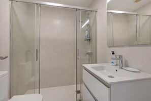 Shower, hair dryer, towels