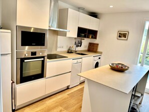Refrigerador, microondas, horno y parrilla de estufa
