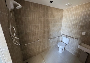 Suíte standard, 1 quarto, acessível para pessoas com deficiência física, para não fumantes | Banheiro | Chuveiro, secador de cabelo, sabonete, shampoo