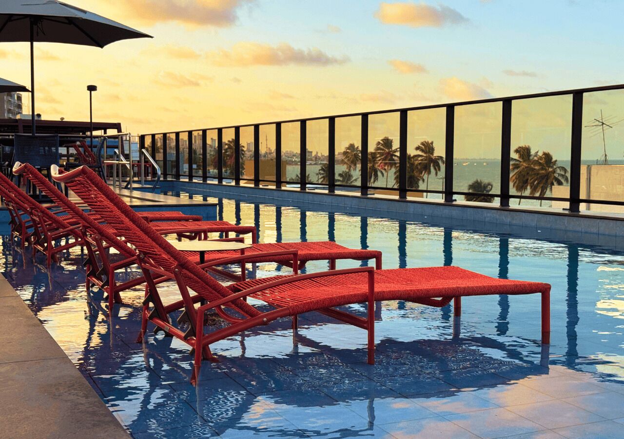 Piscina externa, funciona das 8h às 22h, guarda-sóis, espreguiçadeiras