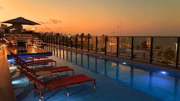 Piscina externa, funciona das 8h às 22h, guarda-sóis, espreguiçadeiras