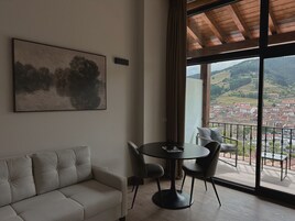 Escritorio, espacio para trabajar con laptop y cortinas blackout 