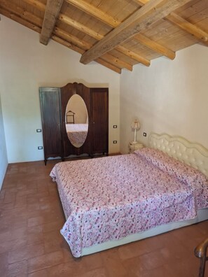 2 bedrooms, bed sheets - Dwelling of the ancient walls. (Morghengo)