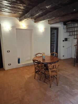 Dining - Dwelling of the ancient walls. (Morghengo)