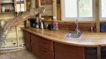 Frigorífico, microondas, placa de cocina y utensilios de cocina