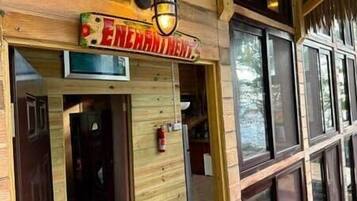 Eine Holzwand mit einem Schild, auf dem „ENCHANTMENT“ steht.