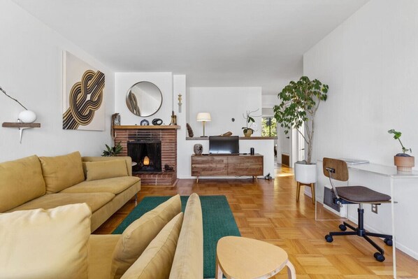 Smart TV, offices - Two Bedroom Home Near the Freeway for Easy Access (San Francisco)